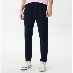 Spodnie carrot fit w prążki - Granatowy. Niebieskie spodnie męskie House, s, bez wzorów. Za 119,99 zł.