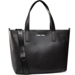 Torebka TOMMY JEANS - Tjw Femme E/W Tote Pu AW0AW08055 0F4. Czarne torebki klasyczne damskie Tommy Jeans, bez wzorów, z jeansu, bez dodatków. W wyprzedaży za 429,00 zł.