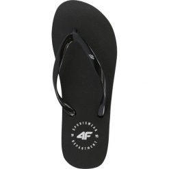 Japonki damskie KLD205 - czarny. Czarne klapki damskie 4f, w paski, z gumy, bez obcasa. Za 39,99 zł.