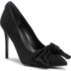 Szpilki GUESS - Bennet FL5BEN SUE08 BLACK. Czarne półbuty damskie Guess, z aplikacjami, z zamszu, eleganckie, bez obcasa, na obcasie, bez zapięcia. W wyprzedaży za 409,00 zł.