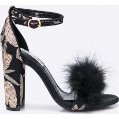 Steve Madden - Sandały Carabu. Żółte sandały damskie Steve Madden, bez wzorów, z materiału, z okrągłym noskiem, bez obcasa, na obcasie, na klamry. W wyprzedaży za 239,90 zł.