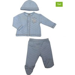 3-częściowy zestaw "Welcome To the World" w kolorze błękitnym. Niebieskie kurtki niemowlęce Just Too Cute, w paski, z bawełny, bez kaptura. W wyprzedaży za 42,95 zł.