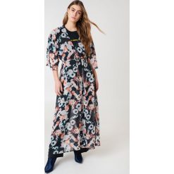 NA-KD Boho Szyfonowa sukienka płaszczowa - Multicolor. Szare sukienki damskie marki NA-KD Boho, bez wzorów, z poliesteru, boho, bez kołnierzyka, bez rękawów, maxi. W wyprzedaży za 46,47 zł.