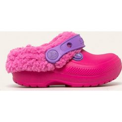 Crocs - Klapki dziecięce. Różowe sandały dziewczęce Crocs, z materiału, bez zapięcia. W wyprzedaży za 159,90 zł.