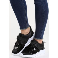 Czarne Buty Sportowe Tear Flesh. Czarne buty sportowe damskie marki DOMYOS, z bawełny. Za 89,99 zł.