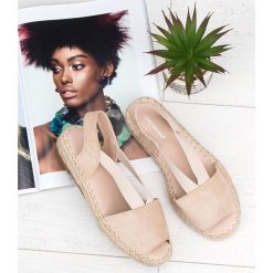 Sandałki damskie Ideal Shoes SA-2893 Beżowe. Brązowe sandały damskie Ideal Shoes, bez wzorów, z tworzywa sztucznego, klasyczne, bez obcasa, na płaskiej podeszwie, bez zapięcia. Za 79,00 zł.