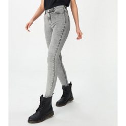 Jeansy high waist skinny - Szary. Szare jeansy damskie House, bez wzorów, z jeansu, z podwyższonym stanem. Za 79,99 zł.