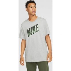 Nike Sportswear Koszulka Szary. Szare podkoszulki męskie Nike, m, z haftami, z bawełny, bez kołnierzyka, z krótkim rękawem, krótkie. Za 85,95 zł.