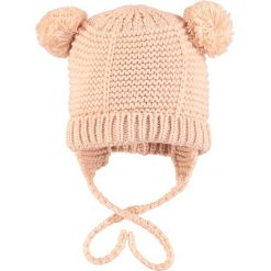Czapka w kolorze jasnoróżowym. Różowe czapeczki niemowlęce Tom Tailor Kids, z aplikacjami, z polaru. W wyprzedaży za 25,95 zł.