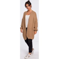Sweter z szerokimi rękawami karmelowy. Sukienki damskie e-margeritka.pl, s, bez wzorów, ze splotem, bez kołnierzyka, z długim rękawem, długie, maxi, oversize. Za 169,99 zł.