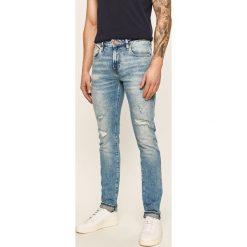 Guess Jeans - Jeansy Chris. Niebieskie jeansy męskie Guess Jeans, m, z aplikacjami. W wyprzedaży za 339,90 zł.
