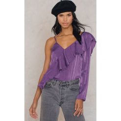NA-KD Boho Top One Sleeve Frill - Purple. Fioletowe topy damskie marki NA-KD Boho, bez wzorów, z poliesteru, bez kołnierzyka. W wyprzedaży za 36,58 zł.