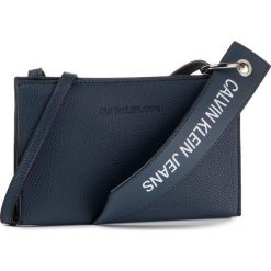 Torebka CALVIN KLEIN JEANS - Ckj Banner Small Crossbody K60K606157 CK1. Niebieskie listonoszki damskie Calvin Klein Jeans, bez wzorów, z jeansu, bez dodatków. Za 299,00 zł.