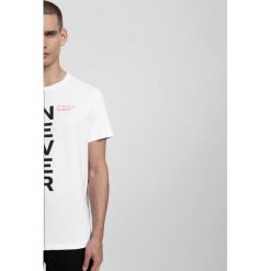 T-shirt męski TSM283 - biały. Białe koszulki męskie 4f, m, bez wzorów, bez kołnierzyka. W wyprzedaży za 29,99 zł.
