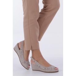 Beżowe Sandały Ażurowe Na Koturnie Casu W19X14/b. Brązowe koturny damskie Casu, bez wzorów, bez obcasa, na koturnie, bez zapięcia. W wyprzedaży za 59,99 zł.