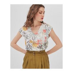 T-shirt damski. Szare bluzki damskie Promod, z nadrukiem, z tkaniny, z dekoltem na plecach. Za 89,90 zł.