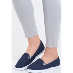 Granatowe Slip On Chill and Jump. Niebieskie trampki damskie slip on Born2be, z materiału. Za 39,99 zł.