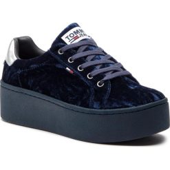 Sneakersy TOMMY JEANS - Crush Velvet Sneaker EN0EN00506 Midnight 403. Niebieskie półbuty damskie Tommy Jeans, z jeansu. Za 399,00 zł.