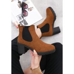 Camelowe Botki Rockdale. Brązowe botki damskie Born2be, na jesień, z okrągłym noskiem, za kostkę, na średnim obcasie, na obcasie, bez zapięcia. Za 139,99 zł.