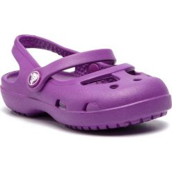 Sandały CROCS - Shayna Girls 11372 Dahlia. Fioletowe sandały dziewczęce marki Crocs, z tworzywa sztucznego, bez zapięcia. W wyprzedaży za 99,00 zł.