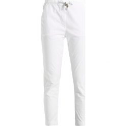Mos Mosh PATTON PANT Spodnie materiałowe white. Białe spodnie damskie marki Mos Mosh, bez wzorów, z elastanu. W wyprzedaży za 415,20 zł.