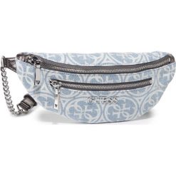 Saszetka nerka GUESS - Caley Mini HWDH76 74800 DEN. Niebieskie nerki damskie Guess, z aplikacjami, z materiału, młodzieżowe, bez dodatków. W wyprzedaży za 319,00 zł.