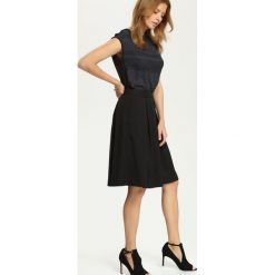 SPÓDNICA REGULARNA DAMSKA Z FAKTURĄ. Czarne spódniczki damskie Top Secret, na co dzień, bez wzorów, eleganckie, midi. W wyprzedaży za 49,99 zł.