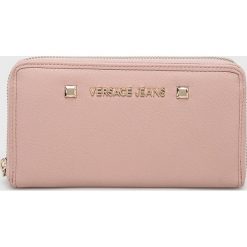 Versace Jeans - Portfel. Różowe portfele damskie Versace Jeans, bez wzorów, z jeansu. W wyprzedaży za 239,90 zł.
