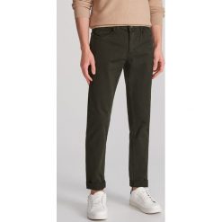 Bawełniane spodnie slim fit - Zielony. Zielone spodnie męskie Reserved, m, bez wzorów, z bawełny. Za 99,99 zł.