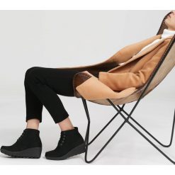 Czarne Botki Bit Of Pleasure. Czarne botki damskie na obcasie marki vices, z materiału, z okrągłym noskiem, na sznurówki. Za 119,99 zł.