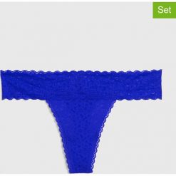 Stringi (3 pary) w kolorze niebieskim. Niebieskie stringi damskie Gap Body, s, w koronkowe wzory, z koronki. W wyprzedaży za 42,95 zł.