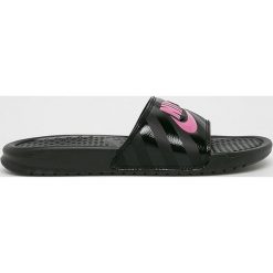 Nike Sportswear - Klapki. Czarne klapki damskie Nike Sportswear, bez wzorów, z materiału, bez obcasa. Za 119,90 zł.