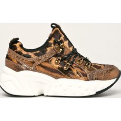 Dkny - Buty. Pomarańczowe buty sportowe damskie DKNY, z zamszu, sportowe. W wyprzedaży za 429,90 zł.