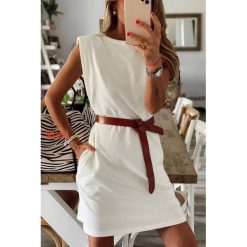 Sukienka SARANDA WHITE. Białe sukienki damskie IVET, na co dzień, na lato, bez wzorów, bez kołnierzyka, z krótkim rękawem, krótkie, mini. W wyprzedaży za 19,00 zł.