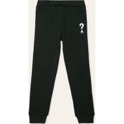Guess Jeans - Spodnie dziecięce 118-175 cm. Czarne spodnie chłopięce Guess Jeans, z aplikacjami, z bawełny. W wyprzedaży za 129,90 zł.