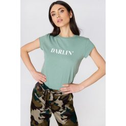 NA-KD T-shirt Darlin' - Green. Zielone t-shirty damskie NA-KD, z napisami, z bawełny, z okrągłym kołnierzem. Za 60,95 zł.
