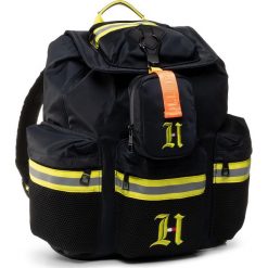 Plecak TOMMY HILFIGER - Lh Flap Backpack With Pouch AM0AM06118 ZAR. Czarne torby męskie skórzane TOMMY HILFIGER, bez wzorów, z materiału. W wyprzedaży za 589,00 zł.