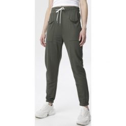Ciemnozielone Spodnie Raisea. Zielone spodnie damskie Born2be, xl, z dzianiny, sportowe. Za 49,99 zł.