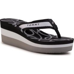 Japonki TOMMY HILFIGER - Nautical High Wedge Beach Sandal FW0FW04806 Black BDS. Czarne klapki damskie TOMMY HILFIGER, bez wzorów, ze skóry, bez obcasa, na obcasie. Za 249,00 zł.