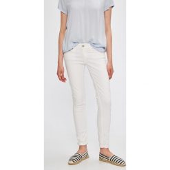 Tommy Jeans - Jeansy Sophie. Białe jeansy damskie skinny marki Tommy Jeans, z elastanu, z obniżonym stanem. W wyprzedaży za 299,90 zł.