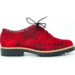 Sznurowane półbuty w kratkę - skóra naturalna - model 258 - kolor czerwona kratka. Czerwone półbuty damskie Zapato, w kratkę, ze skóry, bez obcasa, na sznurówki. W wyprzedaży za 224,25 zł.