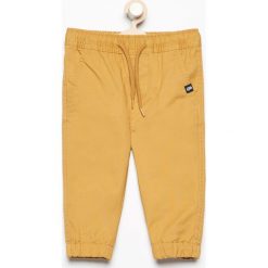 Spodnie jogger - Beżowy. Brązowe spodnie chłopięce marki Reserved. W wyprzedaży za 29,99 zł.