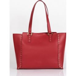 Torebka damska Monnari shopper z ćwiekami czerwona. Czerwone torby damskie na zakupy Estetino, bez wzorów, bez dodatków. Za 149,40 zł.
