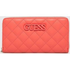 Guess Jeans - Portfel. Zielone portfele damskie Guess Jeans, z aplikacjami, z poliesteru. W wyprzedaży za 219,90 zł.