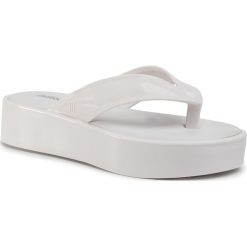 Japonki MELISSA - Beige Ad 32682 White 01177. Czerwone klapki damskie Melissa, bez wzorów, z tworzywa sztucznego, bez obcasa. Za 319,00 zł.