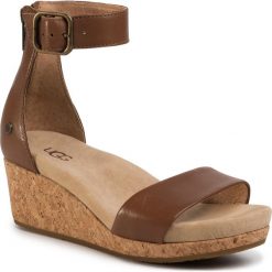 Sandały UGG - W Zoe II 1102674 Che. Pomarańczowe klapki damskie Ugg, bez wzorów, ze skóry, bez obcasa, na obcasie. Za 549,00 zł.