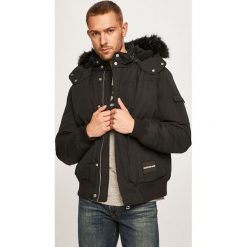 Calvin Klein Jeans - Kurtka puchowa. Czarne płaszcze męskie Calvin Klein Jeans, xl, bez wzorów, z bawełny, krótkie, z kapturem. W wyprzedaży za 949,90 zł.