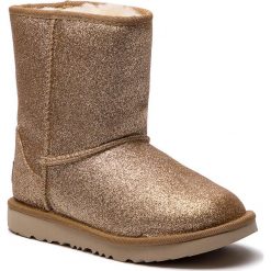 Buty UGG - Kids Classic Short II Glitter 1098491K K/Gold. Żółte śniegowce dziewczęce Ugg, bez zapięcia. Za 669,00 zł.