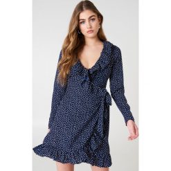 NA-KD Boho Sukienka w groszki - Navy. Niebieskie sukienki boho marki NA-KD Boho, w grochy, z poliesteru, z kopertowym dekoltem, z długim rękawem, mini, kopertowe. Za 202,95 zł.