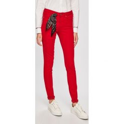 Guess Jeans - Jeansy. Czarne jeansy damskie Guess Jeans, z aplikacjami, z elastanu. Za 459,90 zł.
